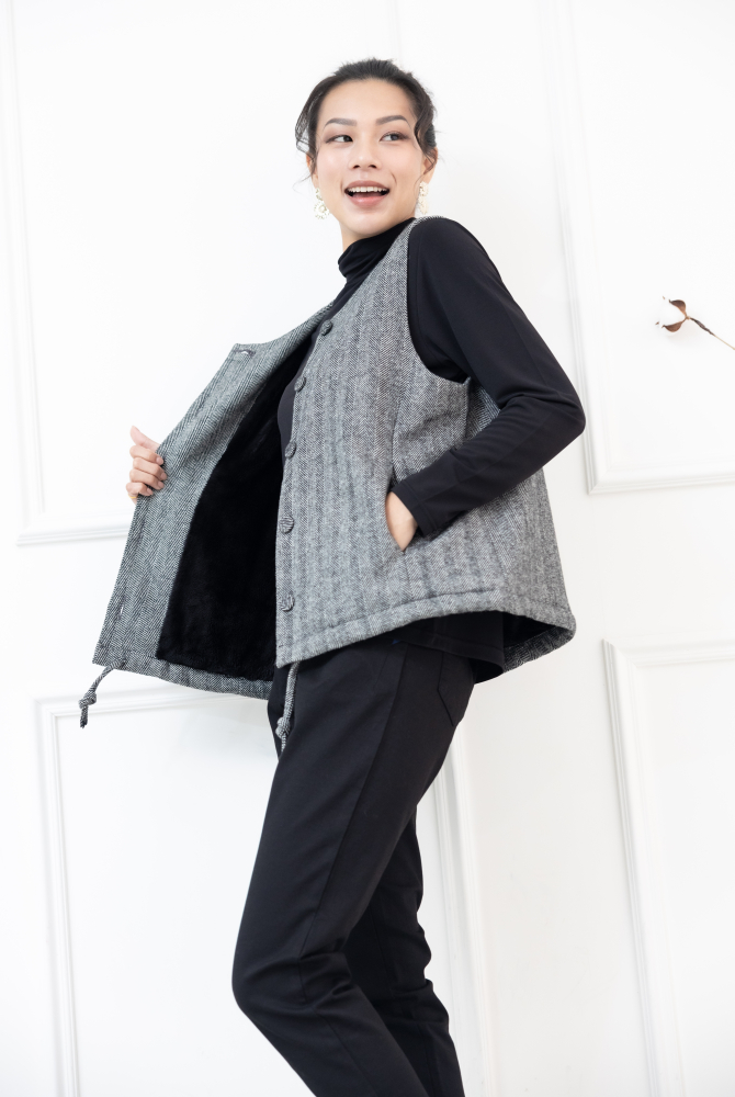 조끼 下擺抽繩內刷毛背心 / 黑色