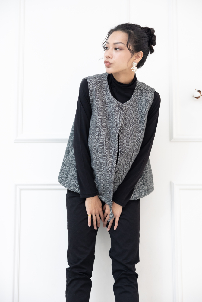 조끼 下擺抽繩內刷毛背心 / 黑色