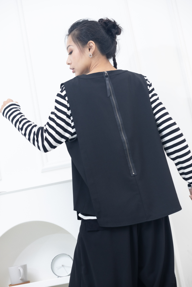 조끼 假口袋半拉鍊薄背心 / 黑色