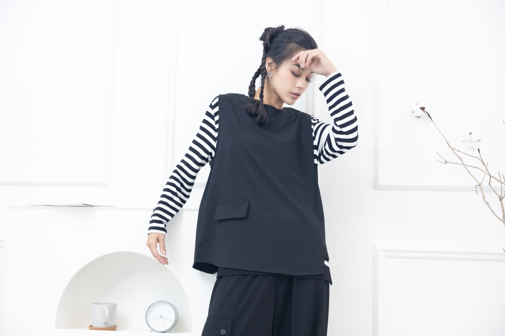 조끼 假口袋半拉鍊薄背心 / 黑色