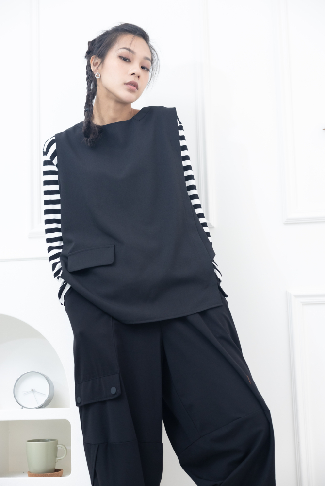 조끼 假口袋半拉鍊薄背心 / 黑色