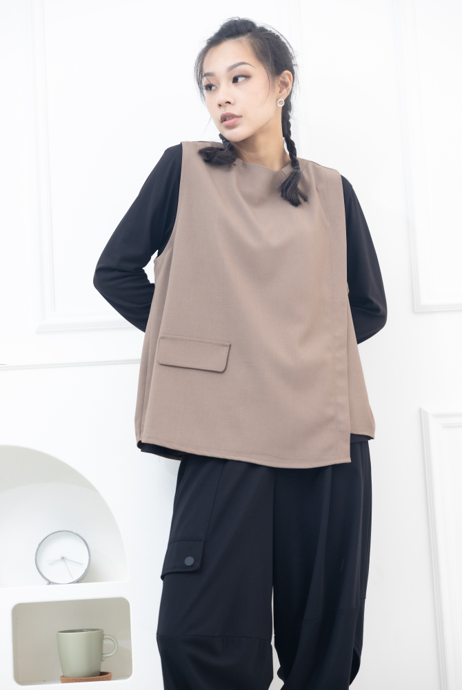 조끼 假口袋半拉鍊薄背心 / 卡其色