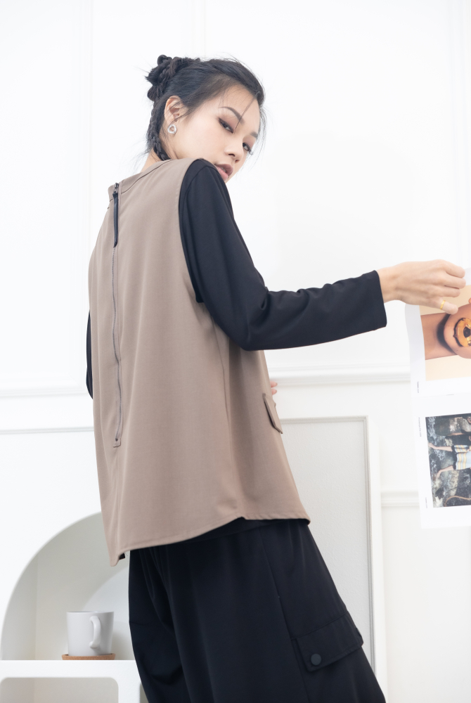 조끼 假口袋半拉鍊薄背心 / 卡其色