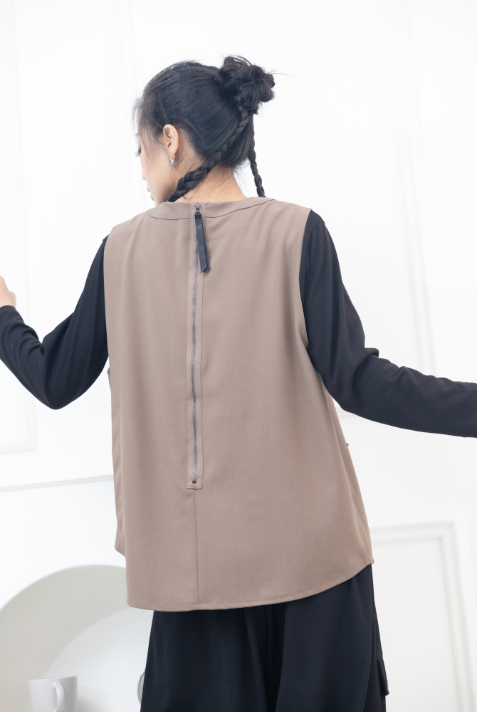 조끼 假口袋半拉鍊薄背心 / 卡其色