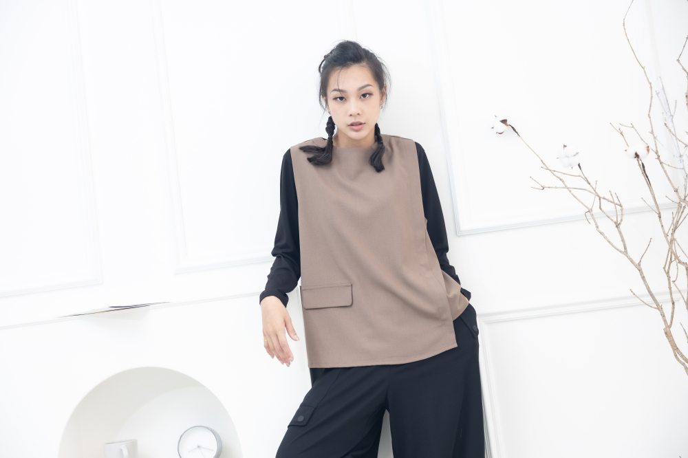 조끼 假口袋半拉鍊薄背心 / 卡其色