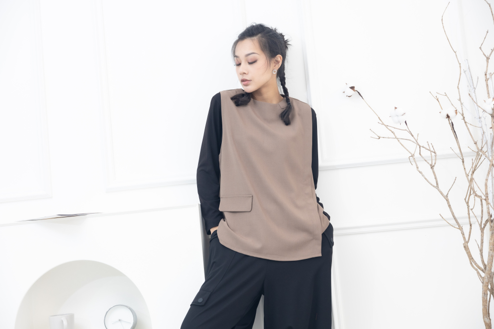 조끼 假口袋半拉鍊薄背心 / 卡其色