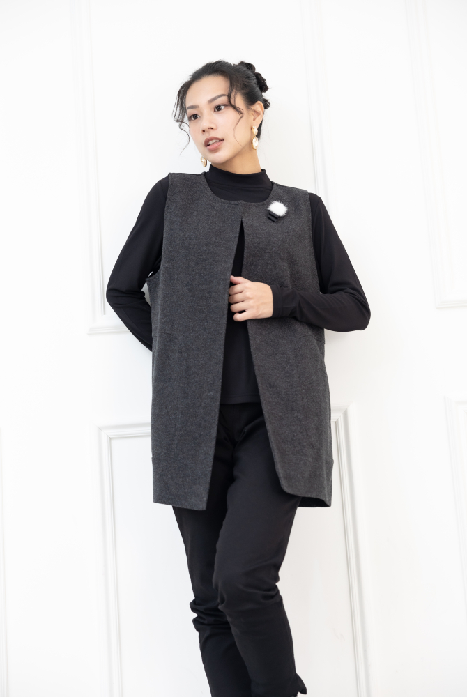 조끼 左邊領子蝴蝶結.白毛球裝飾長版背心 / 黑色