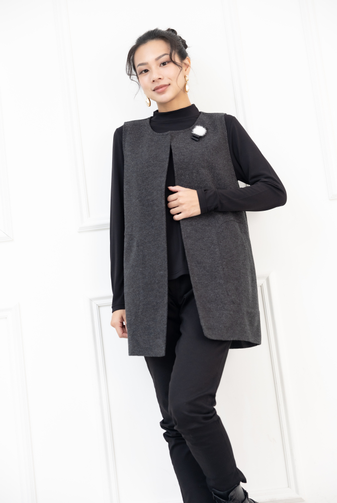 조끼 左邊領子蝴蝶結.白毛球裝飾長版背心 / 黑色