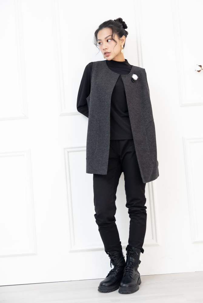 조끼 左邊領子蝴蝶結.白毛球裝飾長版背心 / 黑色