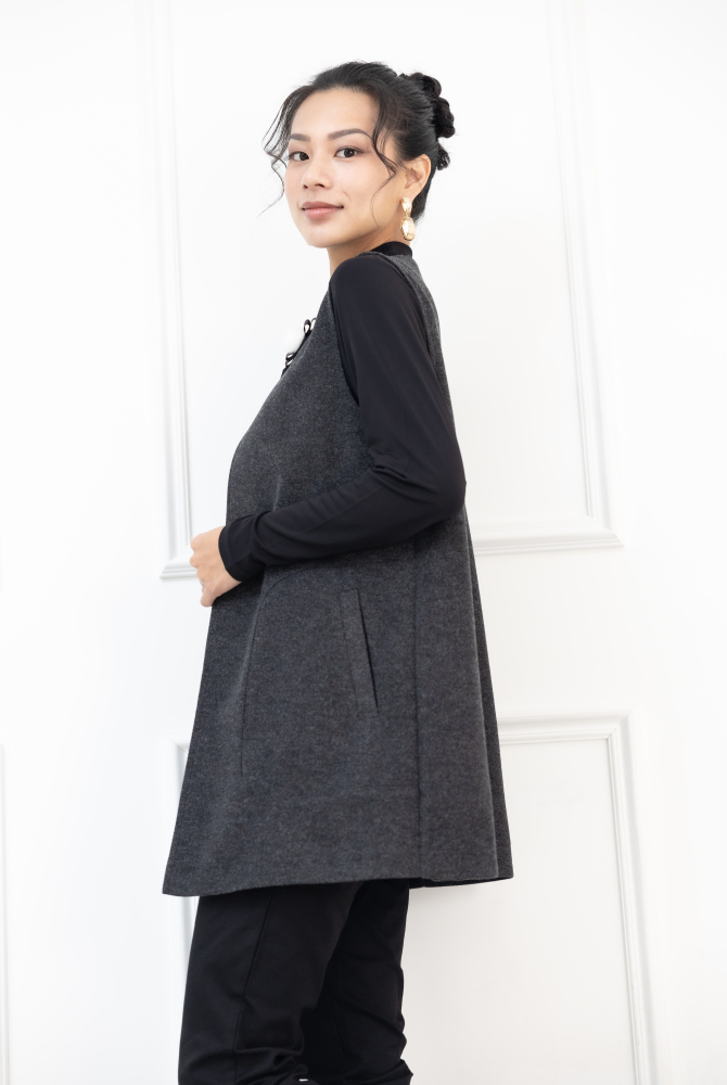 조끼 左邊領子蝴蝶結.白毛球裝飾長版背心 / 黑色