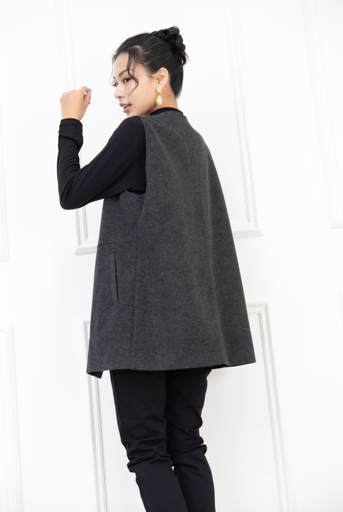 조끼 左邊領子蝴蝶結.白毛球裝飾長版背心 / 黑色