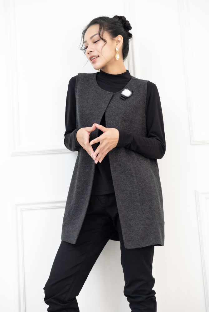 조끼 左邊領子蝴蝶結.白毛球裝飾長版背心 / 黑色