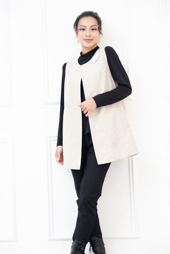 조끼 左邊領子蝴蝶結.白毛球裝飾長版背心 / 米白色