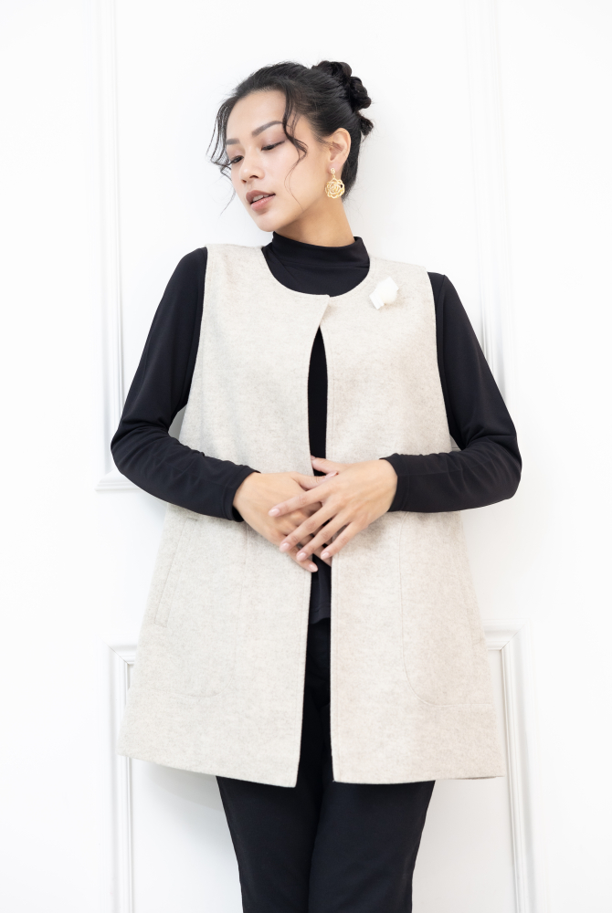 조끼 左邊領子蝴蝶結.白毛球裝飾長版背心 / 米白色