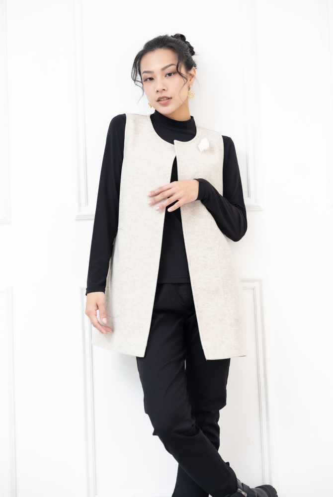 조끼 左邊領子蝴蝶結.白毛球裝飾長版背心 / 米白色