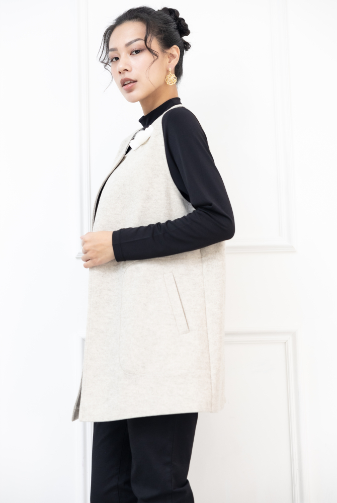 조끼 左邊領子蝴蝶結.白毛球裝飾長版背心 / 米白色