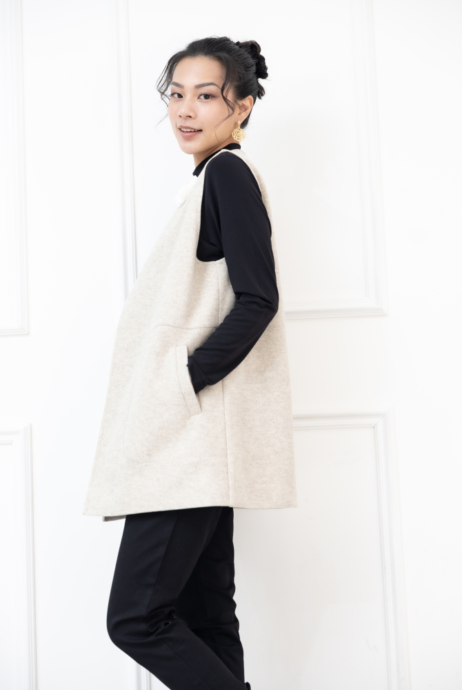 조끼 左邊領子蝴蝶結.白毛球裝飾長版背心 / 米白色