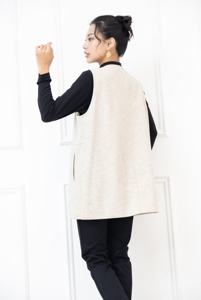 조끼 左邊領子蝴蝶結.白毛球裝飾長版背心 / 米白色