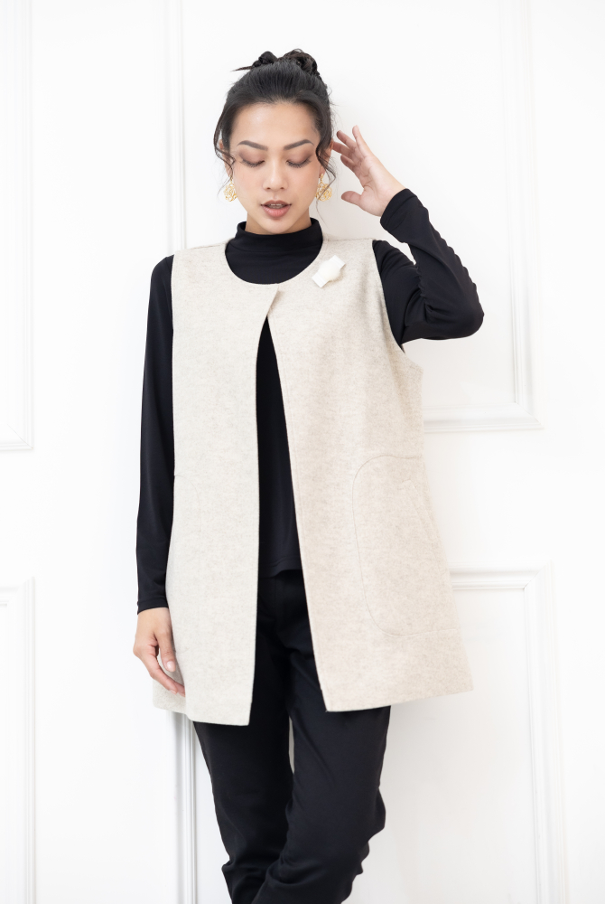 조끼 左邊領子蝴蝶結.白毛球裝飾長版背心 / 米白色