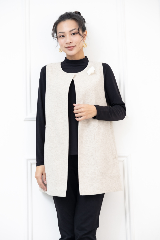 조끼 左邊領子蝴蝶結.白毛球裝飾長版背心 / 米白色