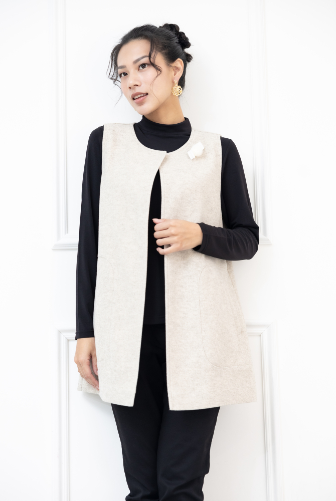 조끼 左邊領子蝴蝶結.白毛球裝飾長版背心 / 米白色