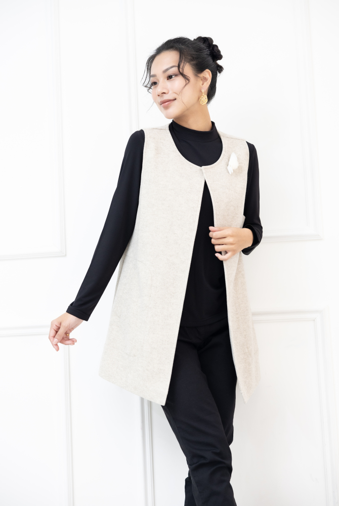 조끼 左邊領子蝴蝶結.白毛球裝飾長版背心 / 米白色