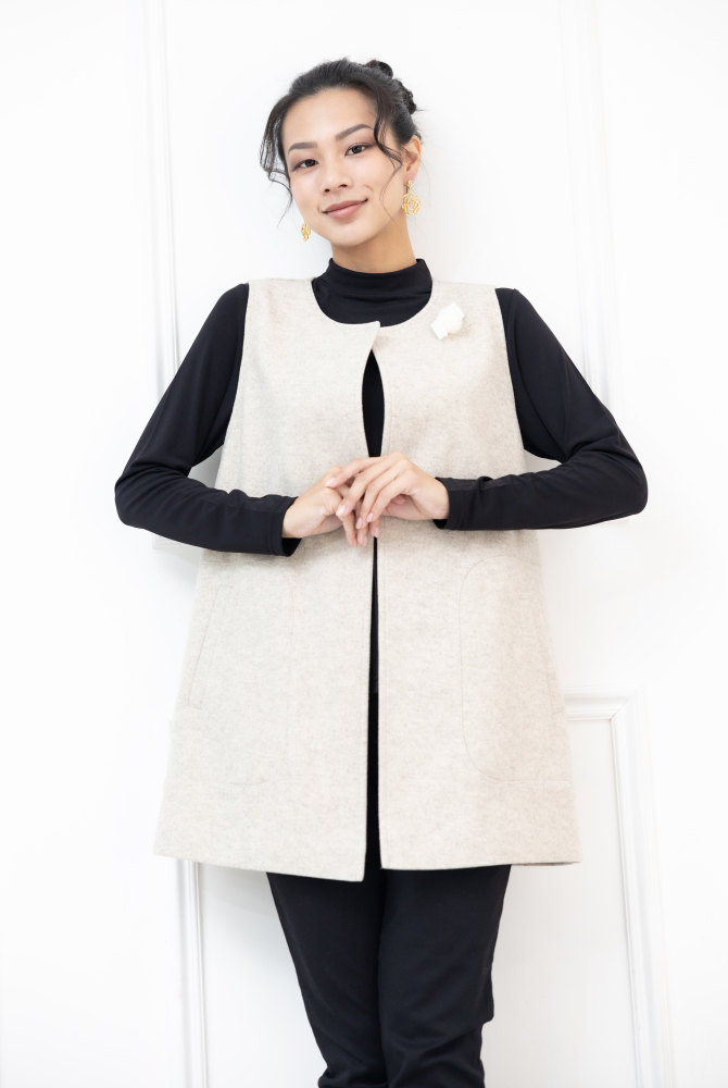 조끼 左邊領子蝴蝶結.白毛球裝飾長版背心 / 米白色