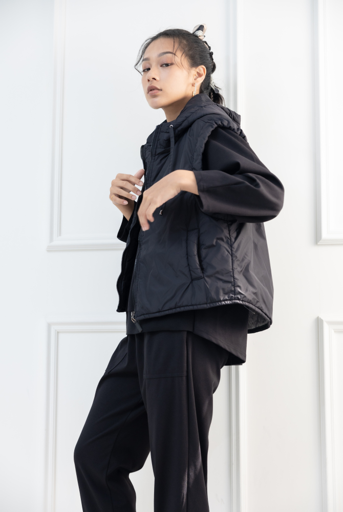 조끼 連帽抽繩拉鍊短版背心 / 黑色