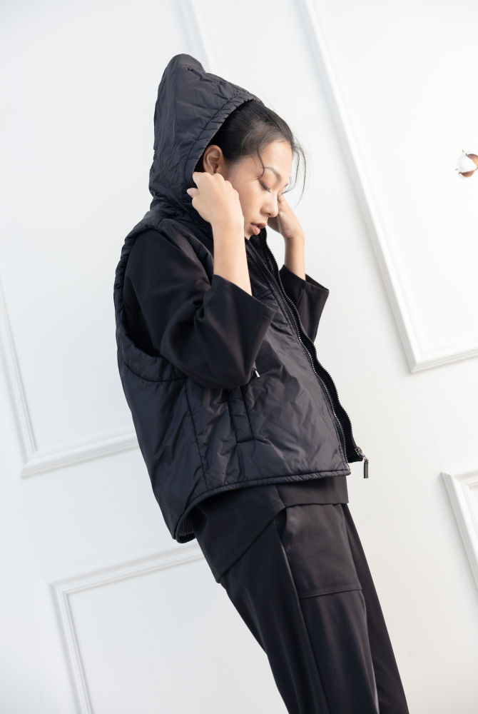 조끼 連帽抽繩拉鍊短版背心 / 黑色