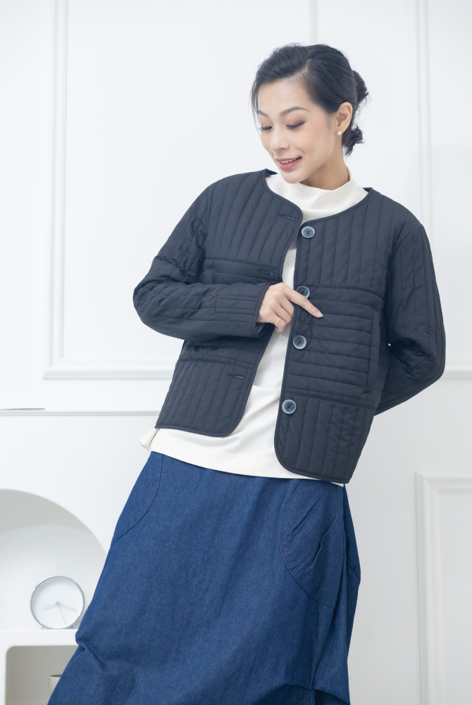 코트 表面長方形壓紋短版外套 / 黑色