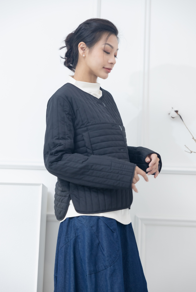 코트 表面長方形壓紋短版外套 / 黑色