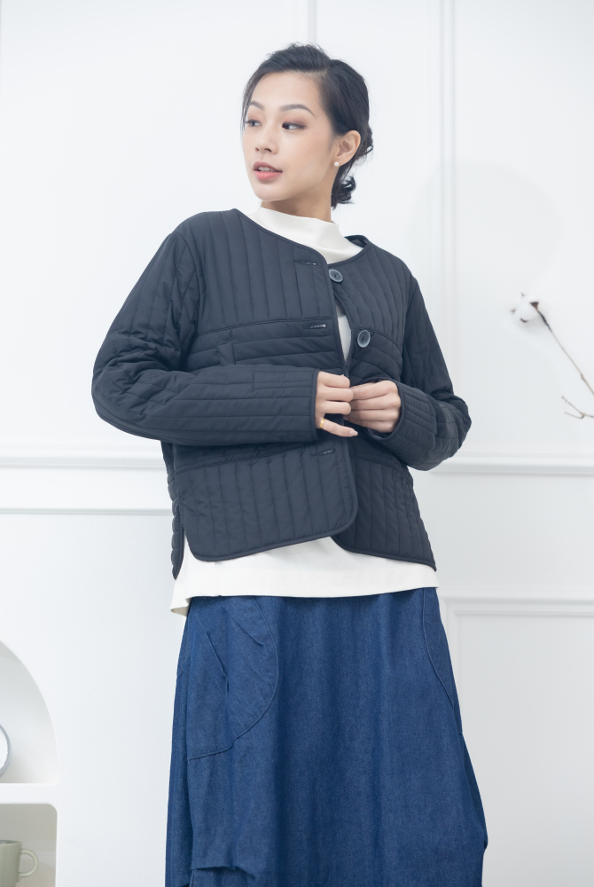 코트 表面長方形壓紋短版外套 / 黑色