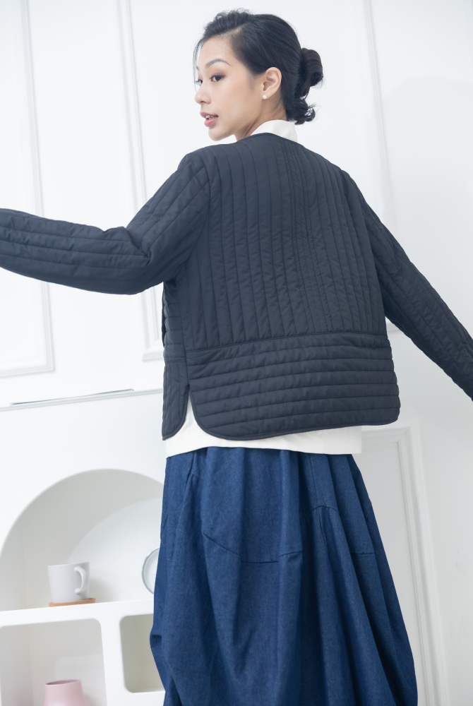 코트 表面長方形壓紋短版外套 / 黑色