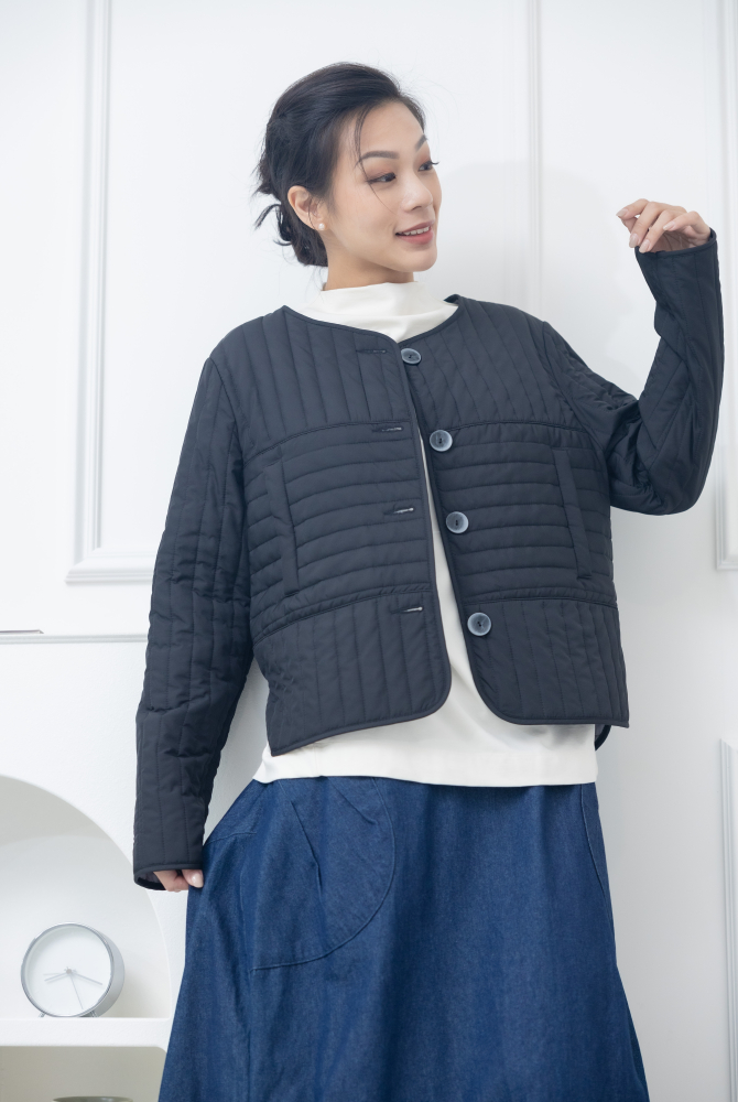 코트 表面長方形壓紋短版外套 / 黑色