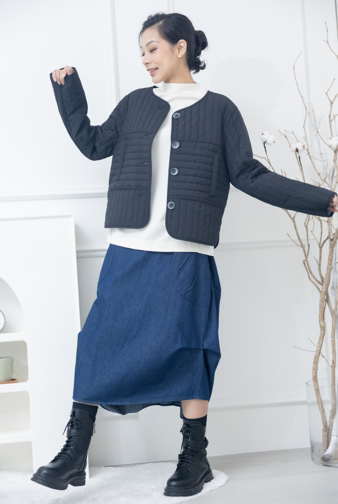 코트 表面長方形壓紋短版外套 / 黑色