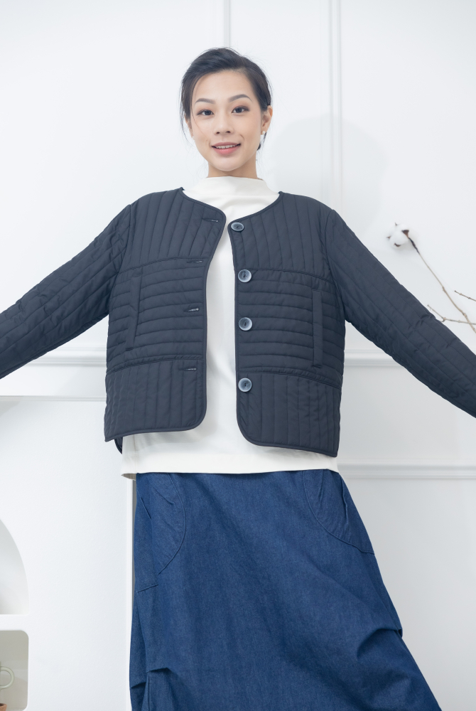 코트 表面長方形壓紋短版外套 / 黑色