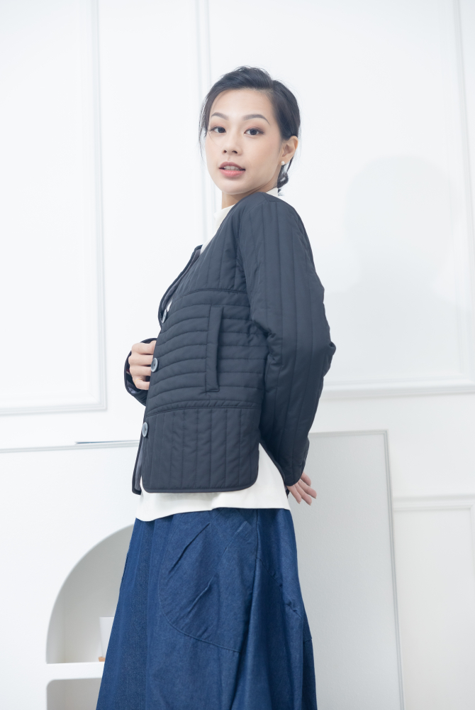 코트 表面長方形壓紋短版外套 / 黑色