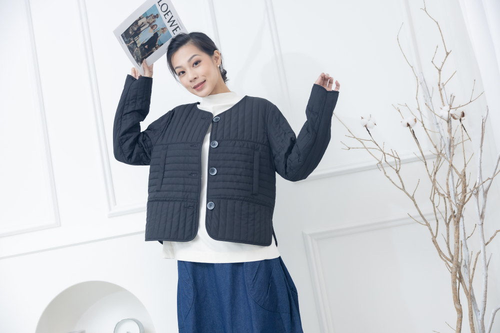 코트 表面長方形壓紋短版外套 / 黑色