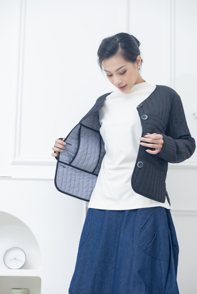 코트 表面長方形壓紋短版外套 / 黑色