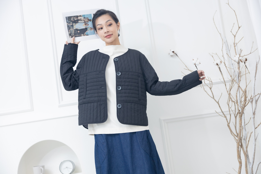 코트 表面長方形壓紋短版外套 / 黑色