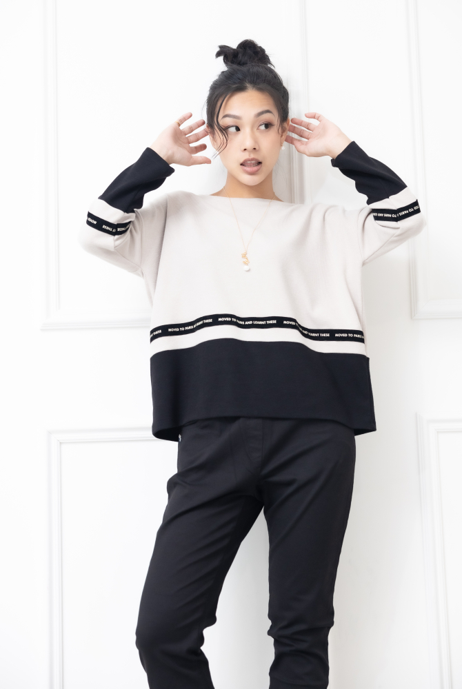 긴팔 下擺黑色英文字織帶上衣 / 杏色