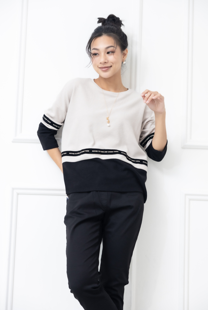 긴팔 下擺黑色英文字織帶上衣 / 杏色