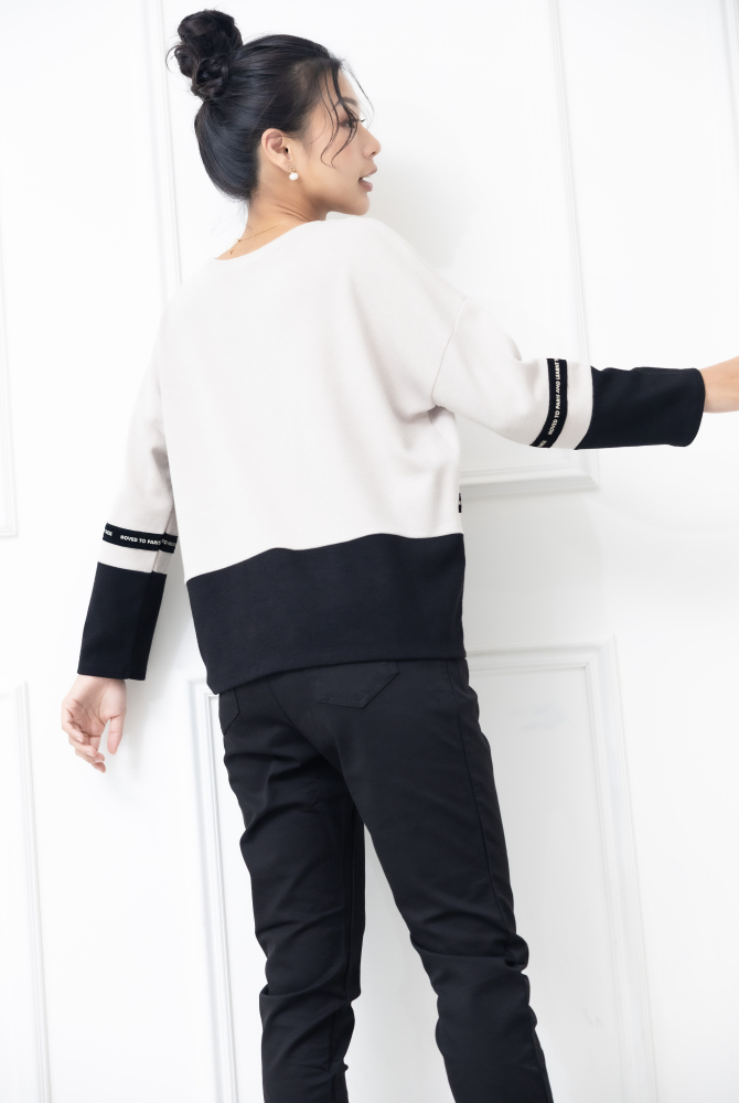 긴팔 下擺黑色英文字織帶上衣 / 杏色