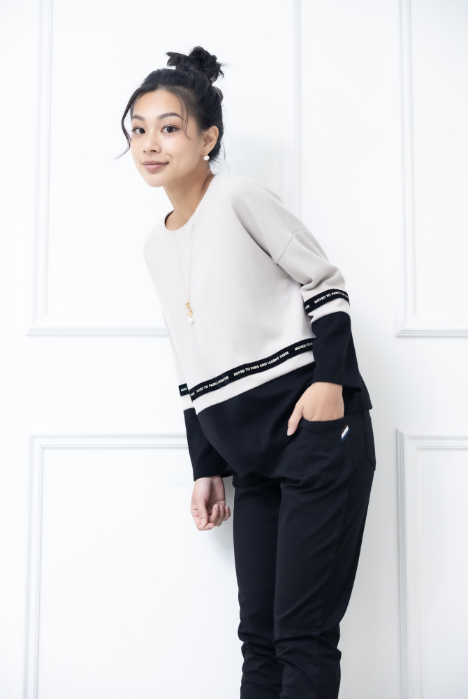 긴팔 下擺黑色英文字織帶上衣 / 杏色