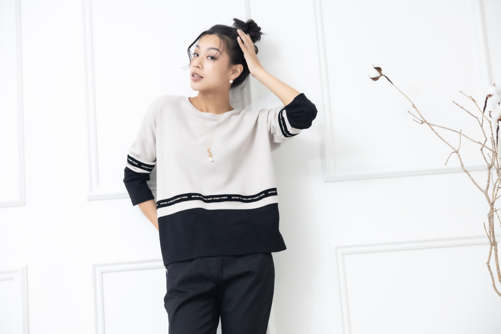 긴팔 下擺黑色英文字織帶上衣 / 杏色