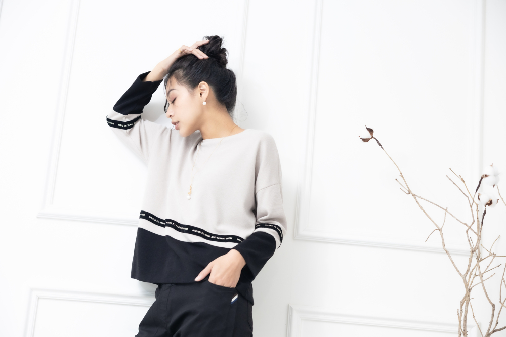 긴팔 下擺黑色英文字織帶上衣 / 杏色