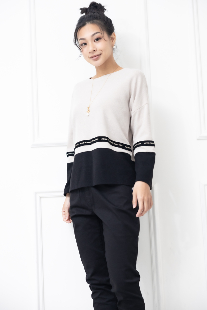 긴팔 下擺黑色英文字織帶上衣 / 杏色