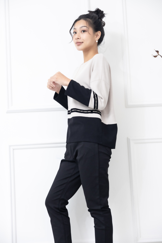 긴팔 下擺黑色英文字織帶上衣 / 杏色