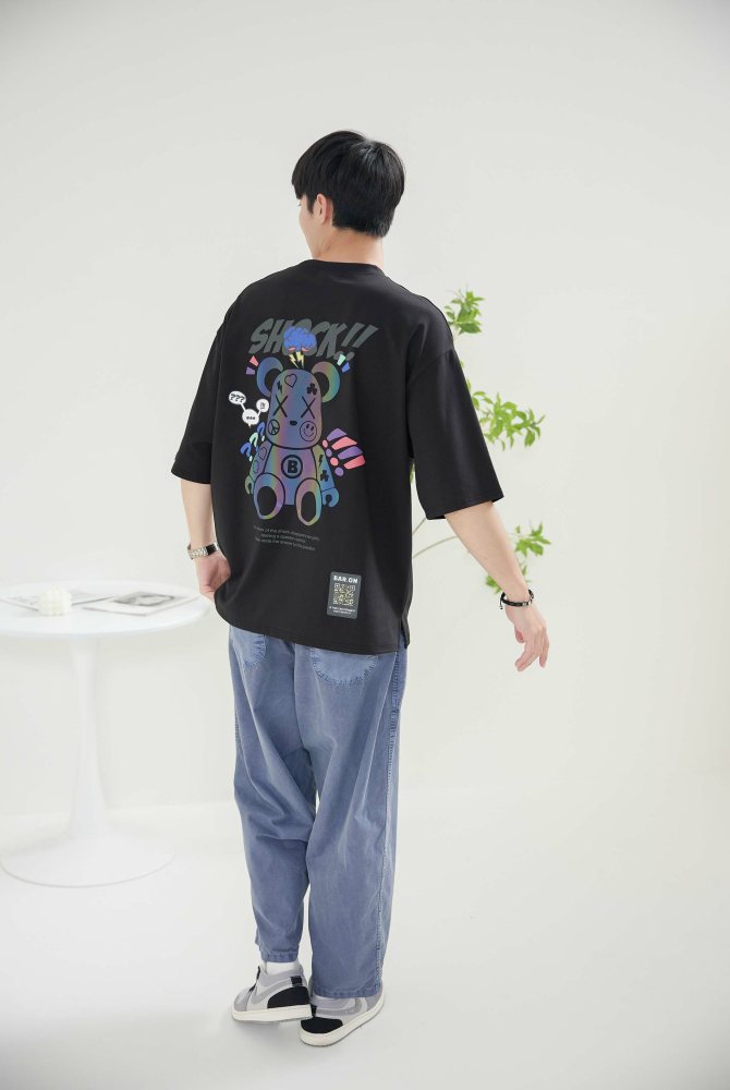 반팔 鐳射暴力熊落肩短袖上衣／黑色