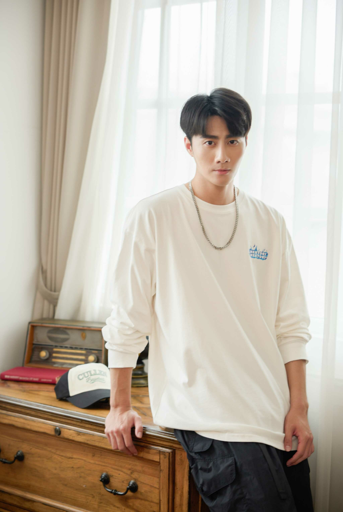 긴팔 火焰長袖上衣／白色